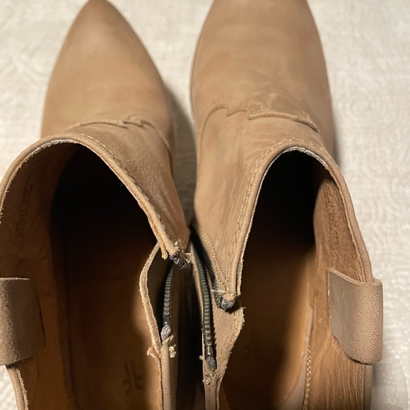 Frye tan leather cowboy ankle booties. Size 8.5 - Picture 4 of 6
